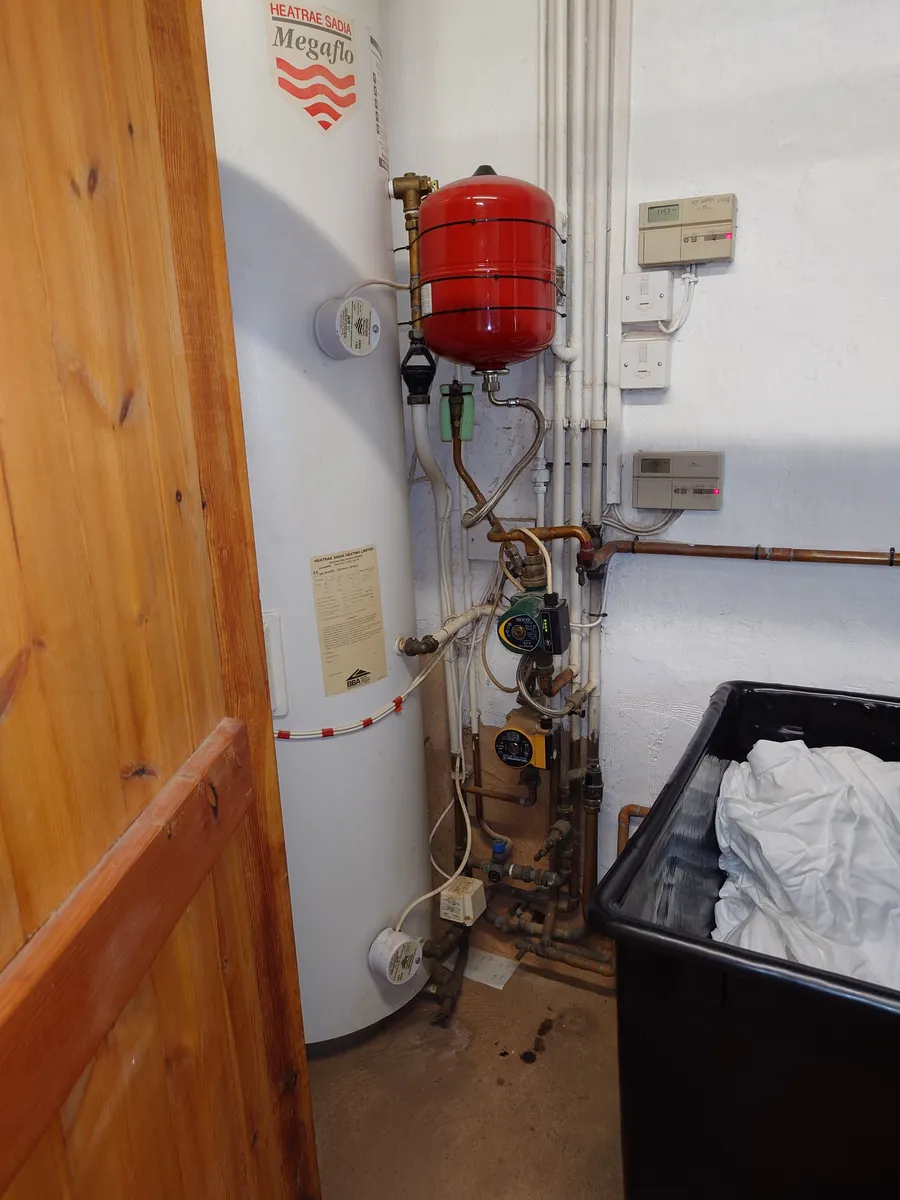Unvented hot water cylinder with expansion vessel, Exeter